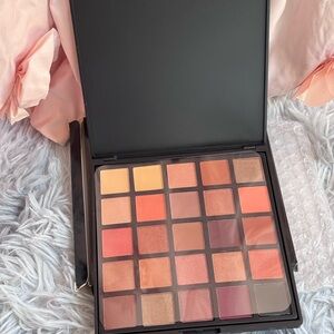 Versatile Eyeshadow Palette with Warm Tones